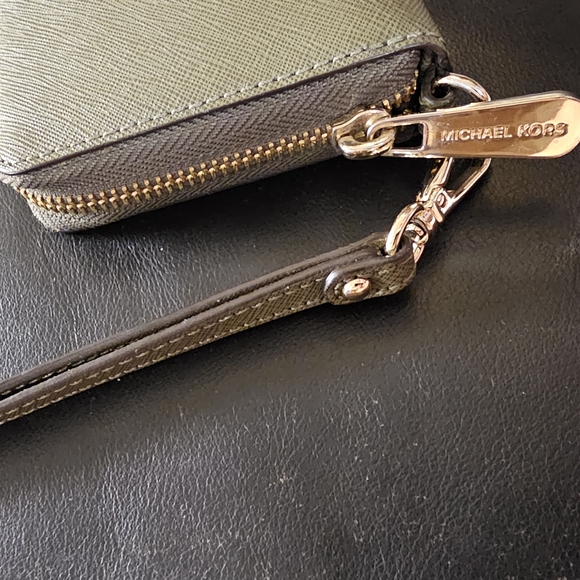 Michael Kors Large Continental Wallet Saffiano leather Olive NWOT - Picture 6 of 16